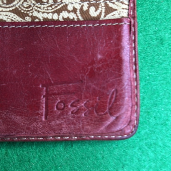 FOSSIL VINTAGE IN RICH RED LEATHER LONG WALLET - Picture 6 of 15